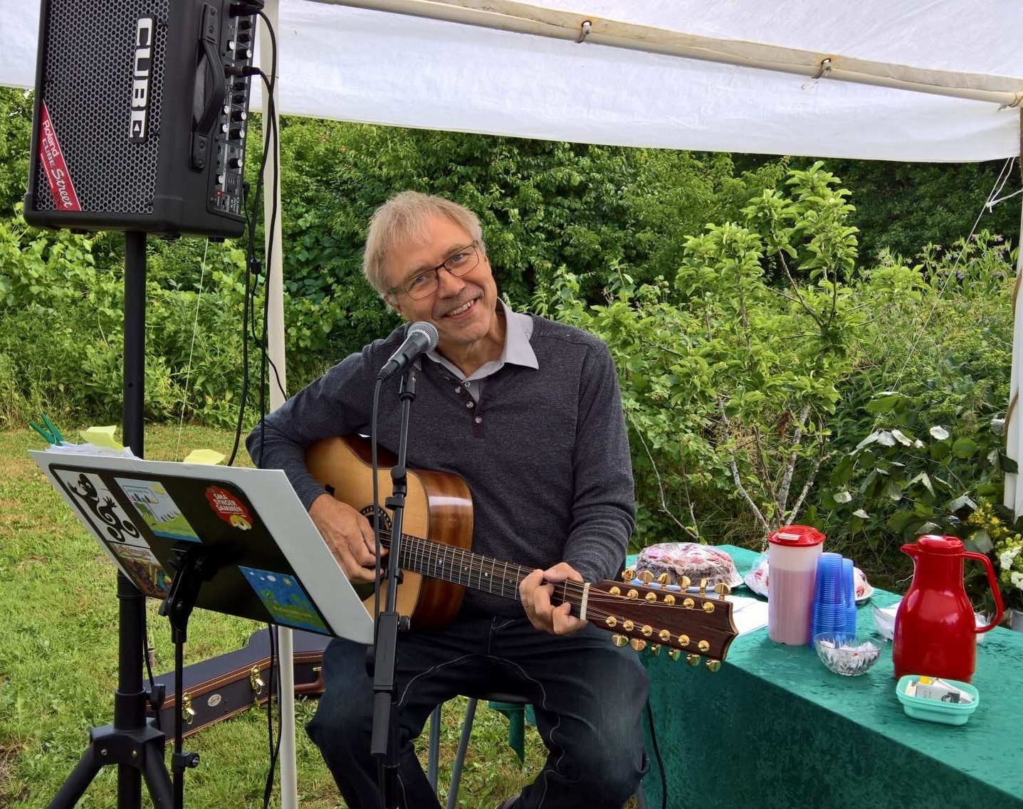 Bent Kværndrup spiller guitar