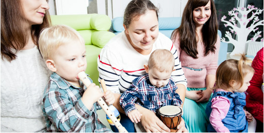 tre mødre og tre børn spiller musik